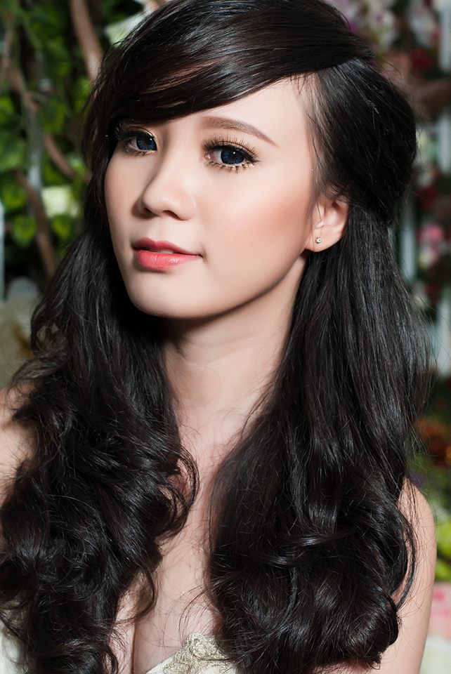 扒開美女內(nèi)衣看個夠